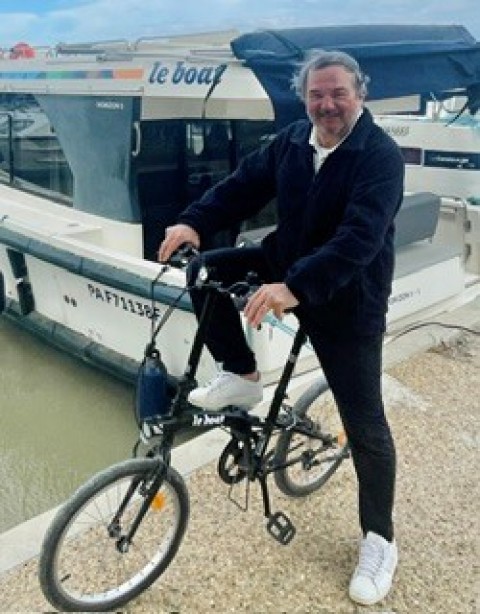 Self-drive canal cruise